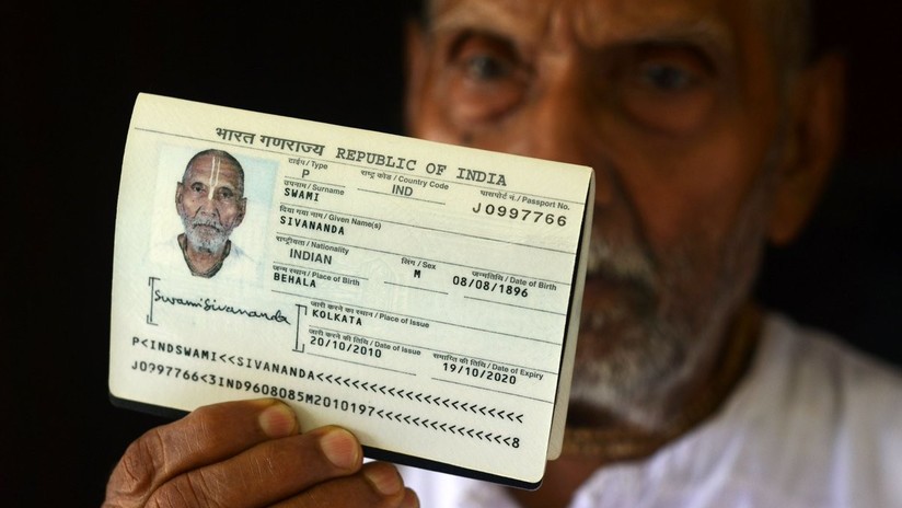Photo of Un monje hindú causa revuelo en un aeropuerto al sacar su pasaporte; tiene 123 años