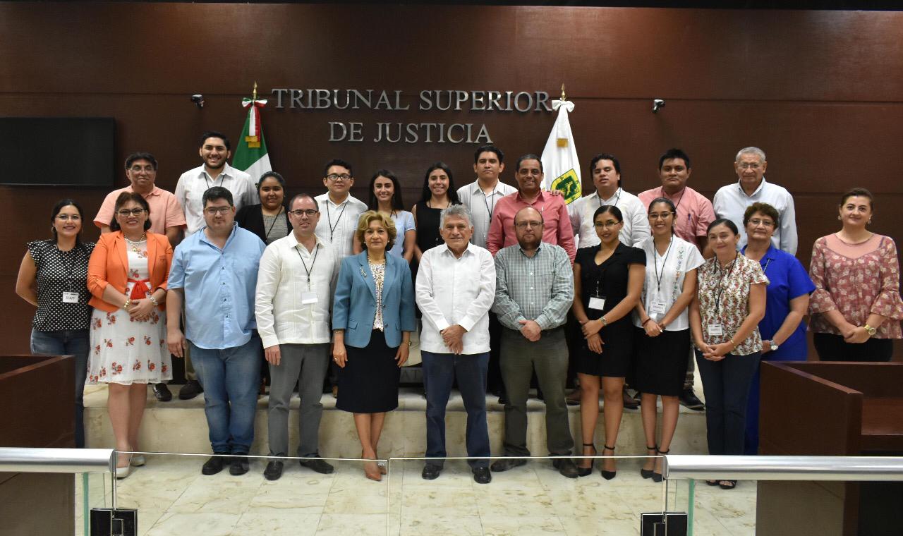 Photo of Equipo de la Uady vencedora de la primera competencia del Poder Judicial en materia familiar