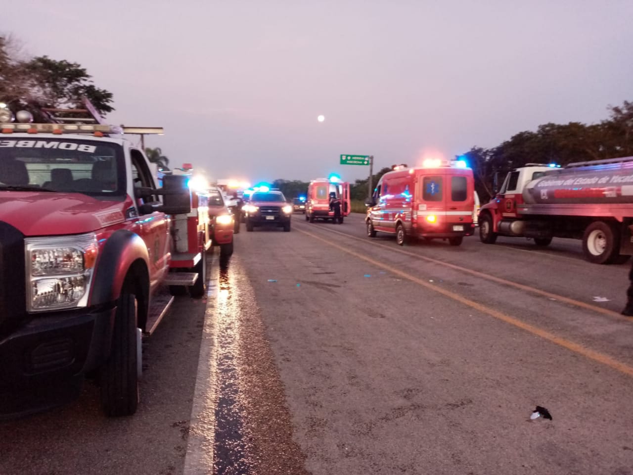 Photo of Seis muertos y varios heridos al chocar ambulancia de traslado y tráiler en la carretera Mérida-Motul