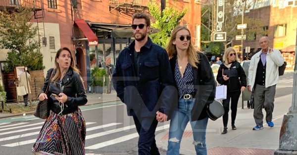 Photo of Liam Hemsworth, de la mano con la actriz Maddison Brown en Nueva York