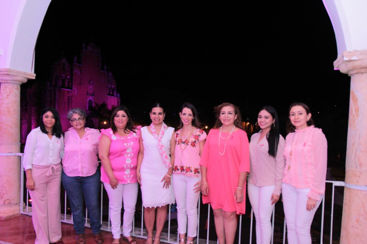 Photo of Se iluminan edificios de rosa en favor de la lucha contra el cáncer de mama en Tekax