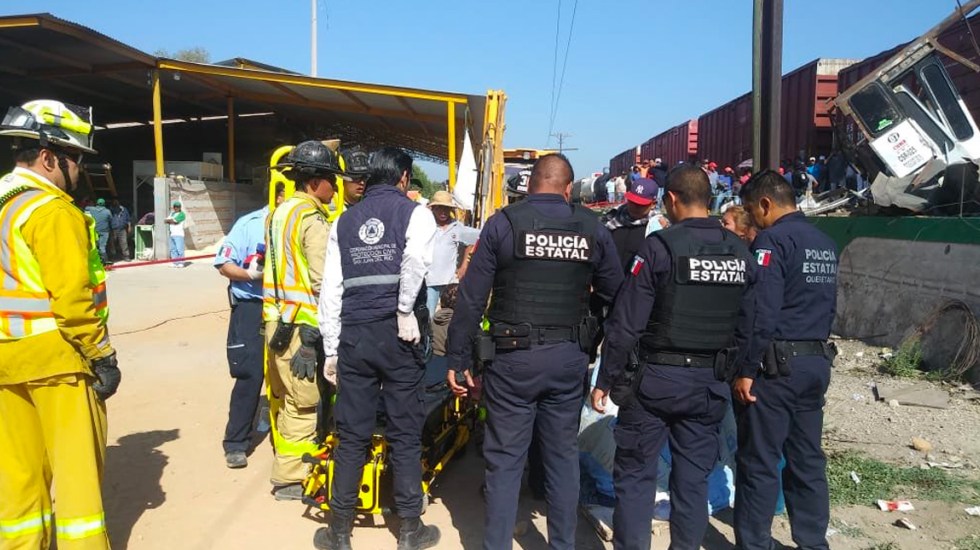 Photo of Tren embiste camión de pasajeros con saldo de ocho muertos y múltiples heridos en Querétaro