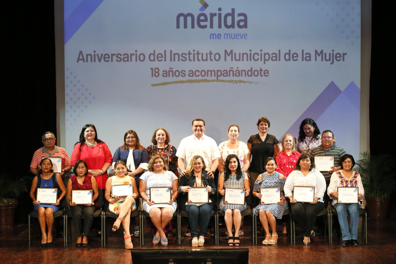 Photo of Mayores oportunidades para las mujeres del municipio, compromiso y labor diaria del alcalde Renán Barrera