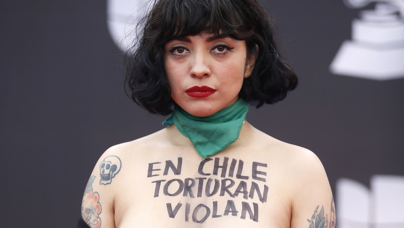 Photo of La cantante Mon Laferte muestra sus pechos en los Grammy Latinos para protestar contra la violencia en Chile