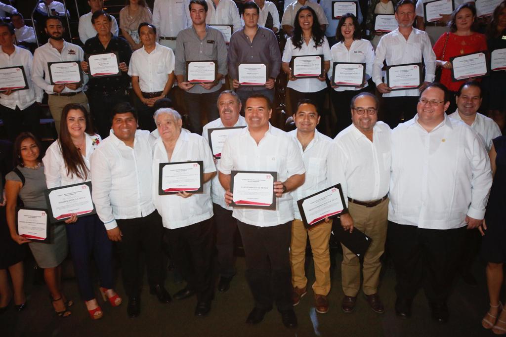Photo of Reconocen la labor del alcalde Renán Barrera para lograr que los empleados municipales accedan a créditos del Infonavit