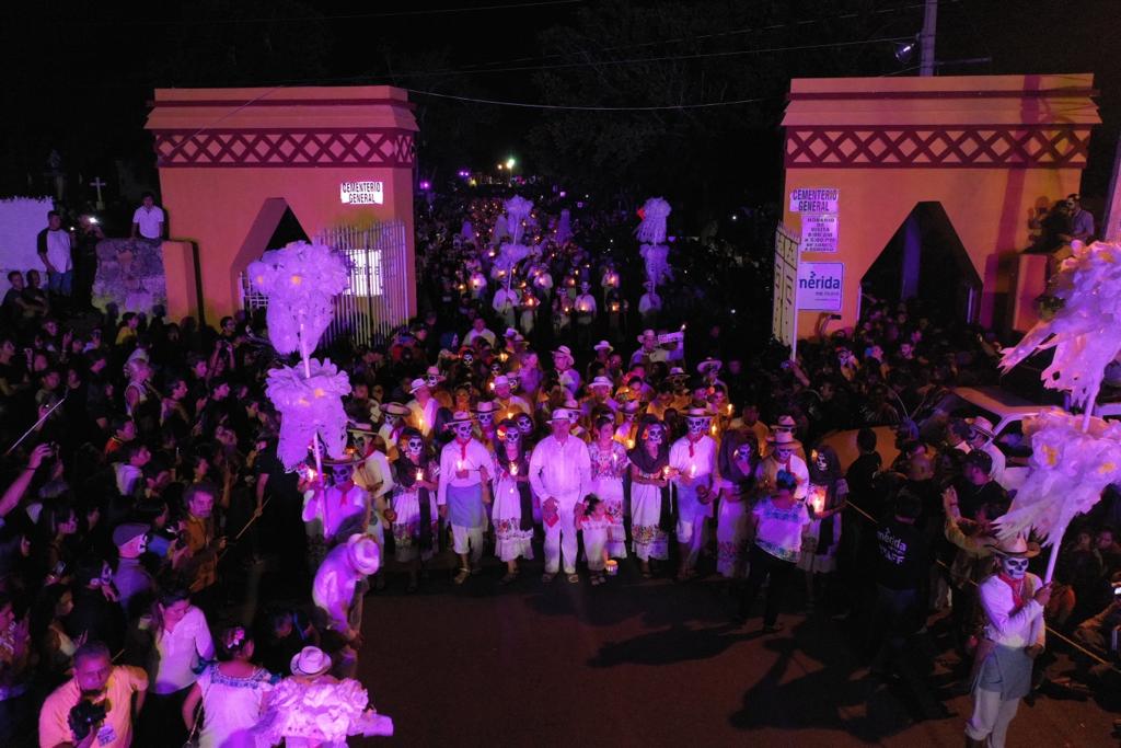 Photo of Miles de meridanos y visitantes, encabezados por el alcalde Renán Barrera Concha,  viven la tradición en el Paseo de las Ánimas
