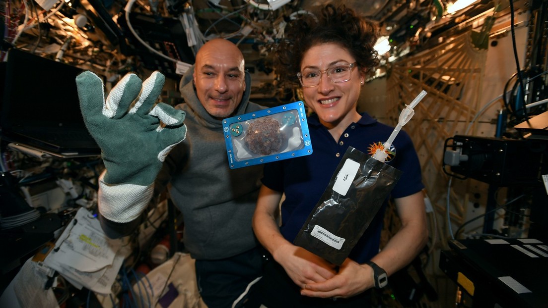 Photo of Astronautas hornean la primera galleta de Navidad a bordo de la EEI