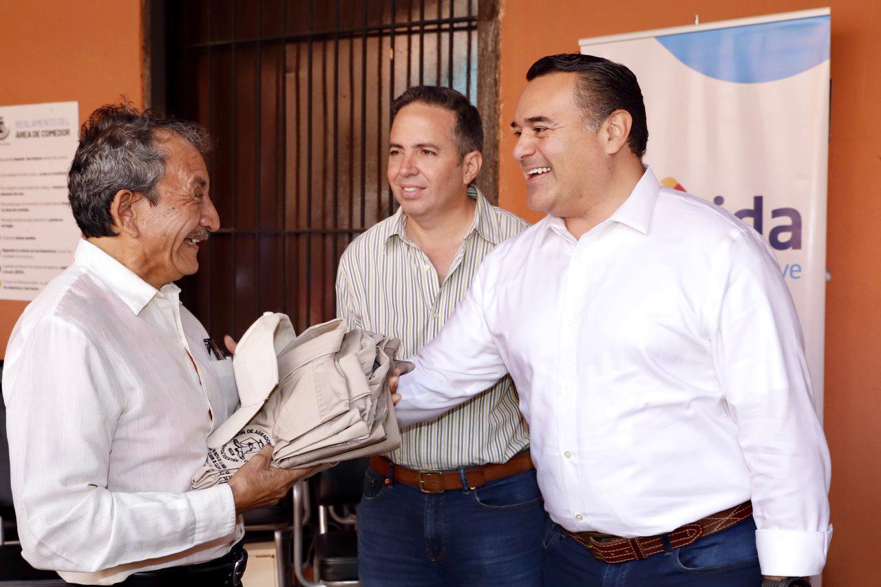 Photo of Renán Barrera entregó apoyos a boleros para seguir impulsando su desarrollo