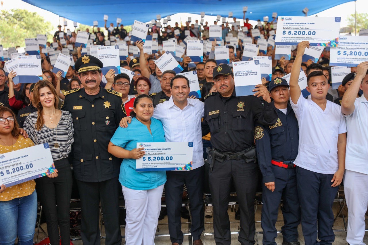 Photo of Entrega el Gobernador Mauricio Vila Dosal becas económicas a hijos de policías