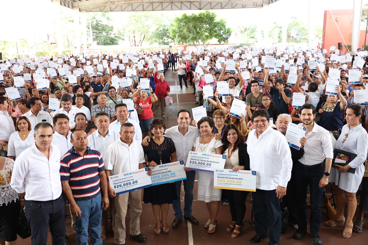 Photo of El Gobernador Mauricio Vila Dosal entregó los primeros 921 créditos del Fondo MicroYuc