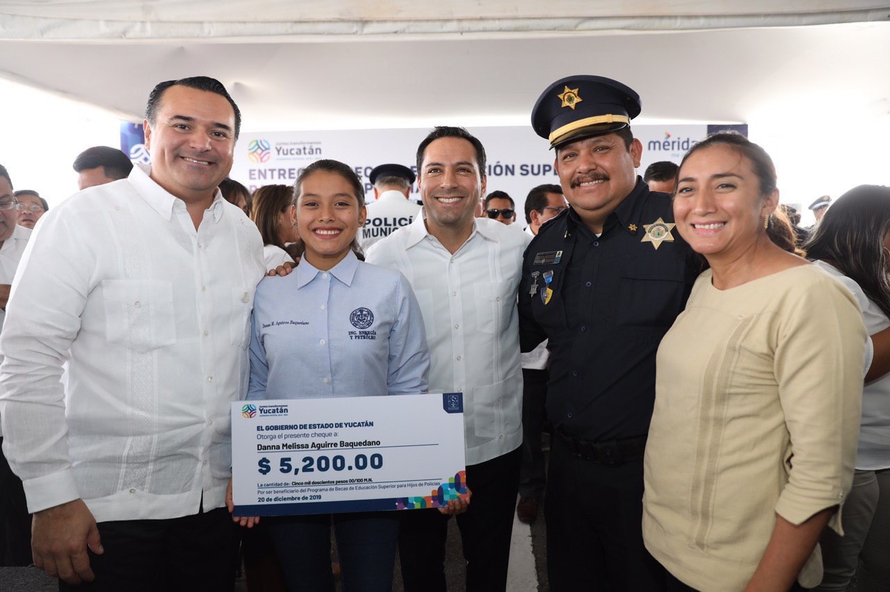 Photo of Entrega el Gobernador Mauricio Vila becas económicas a hijos de agentes de la Policía Municipal de Mérida