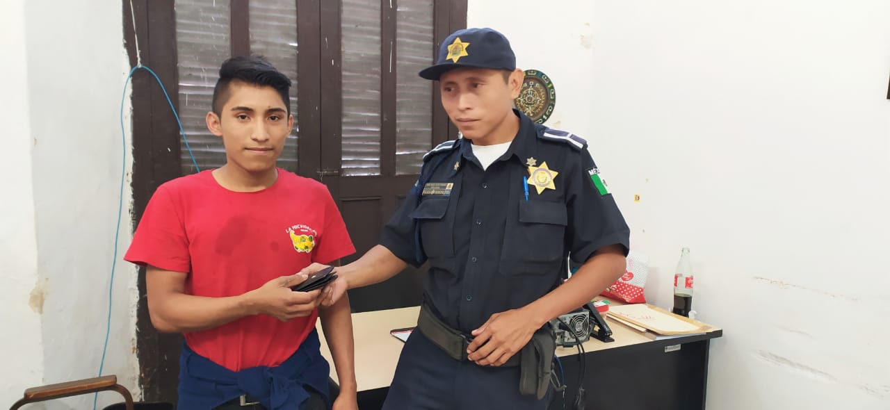 Photo of Policía devuelve la cartera con más de seis mil pesos a un joven que la extravió en el Centro
