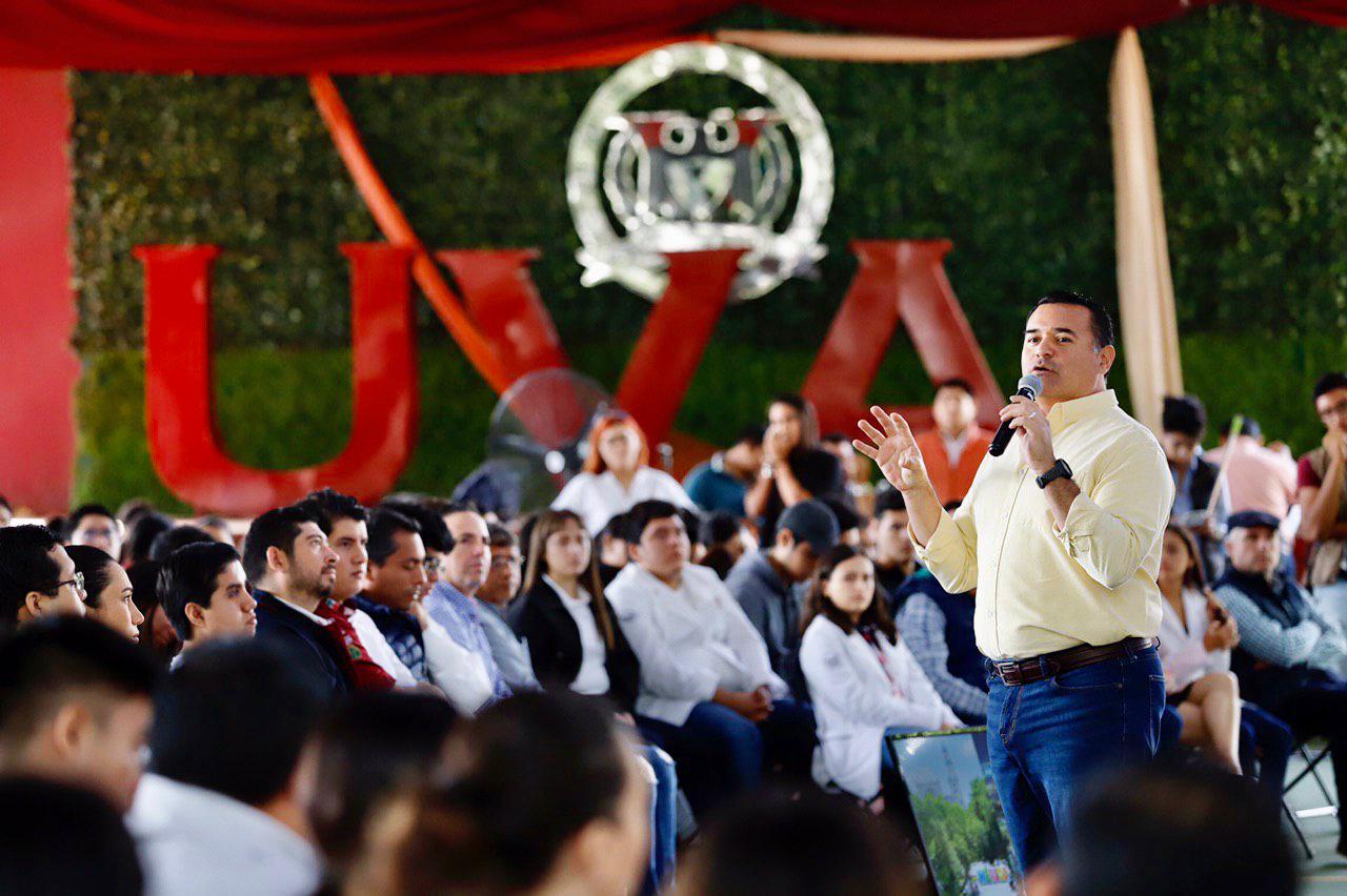 Photo of El alcalde Renán Barrera ofrece a universitarios oportunidades para trabajar comprometidos con su ciudad