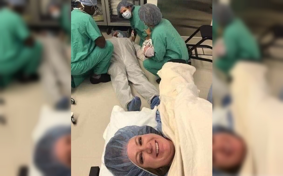 Photo of Mujer se toma selfie con su esposo desmayado en la sala de partos
