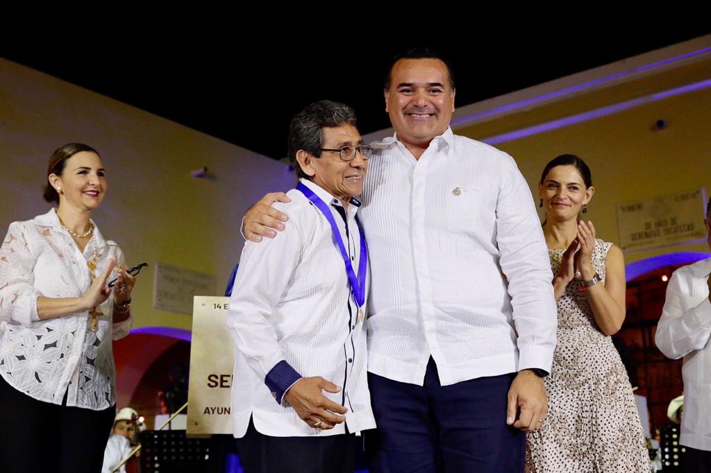 Photo of El alcalde Renán Barrera entrega la medalla “Guty Cárdenas” al compositor y trovador yucateco Gustavo López Ceballos