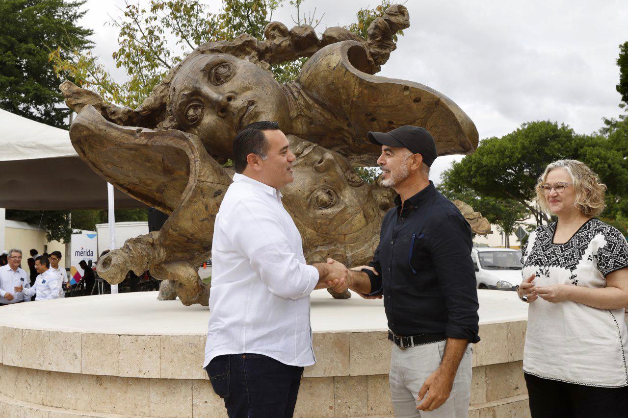 Photo of Renán Barrera develó la  escultura “Reflejo IV” donación del escultor Javier Marín