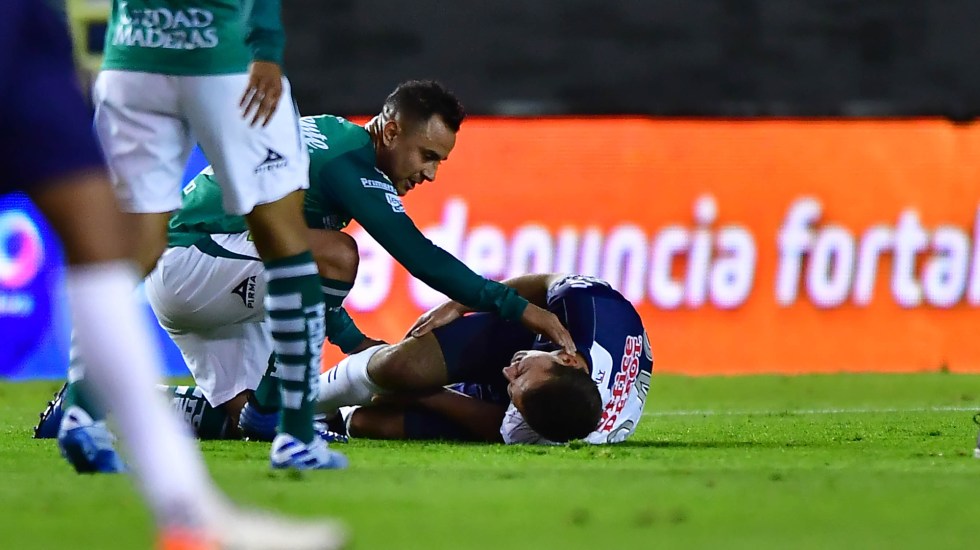 Photo of En su debut en Primera División el futbolista Eugenio Pizzuto sufre grave lesión al tropezarse con el pasto