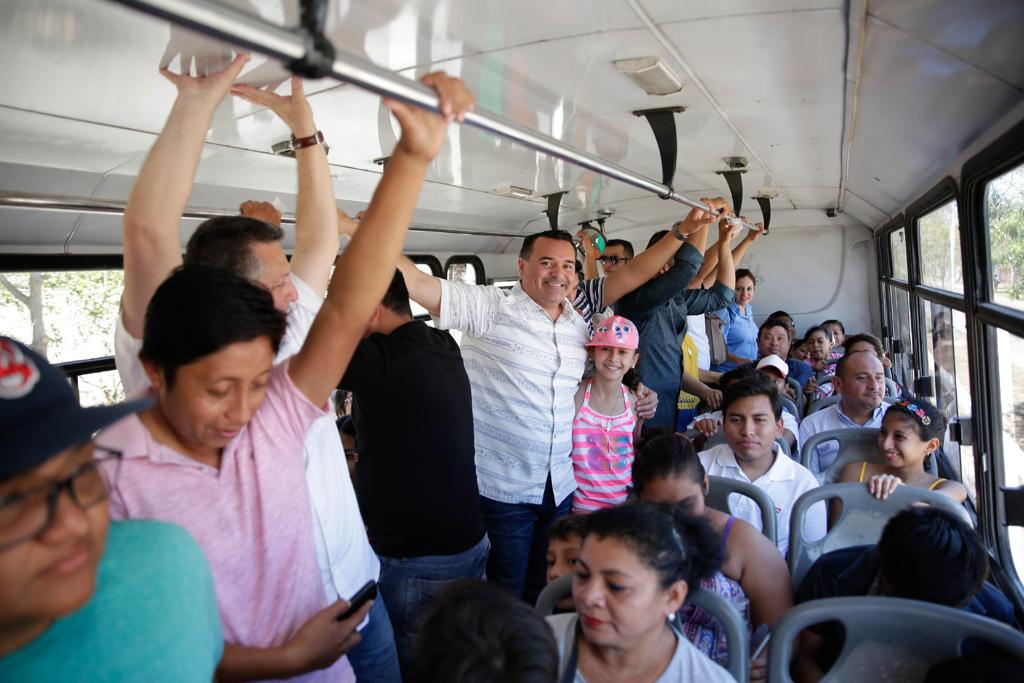 Photo of Renán Barrera acompaña a usuarios del transporte gratuito a Ciudad Carnaval y les agradece su participación en la fiesta meridana