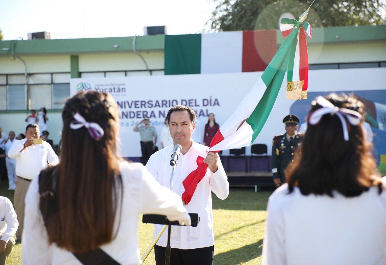 Photo of El gobernador Mauricio Vila Dosal realizó el abanderamiento de 35 escoltas y llama a honrar a la Bandera de México