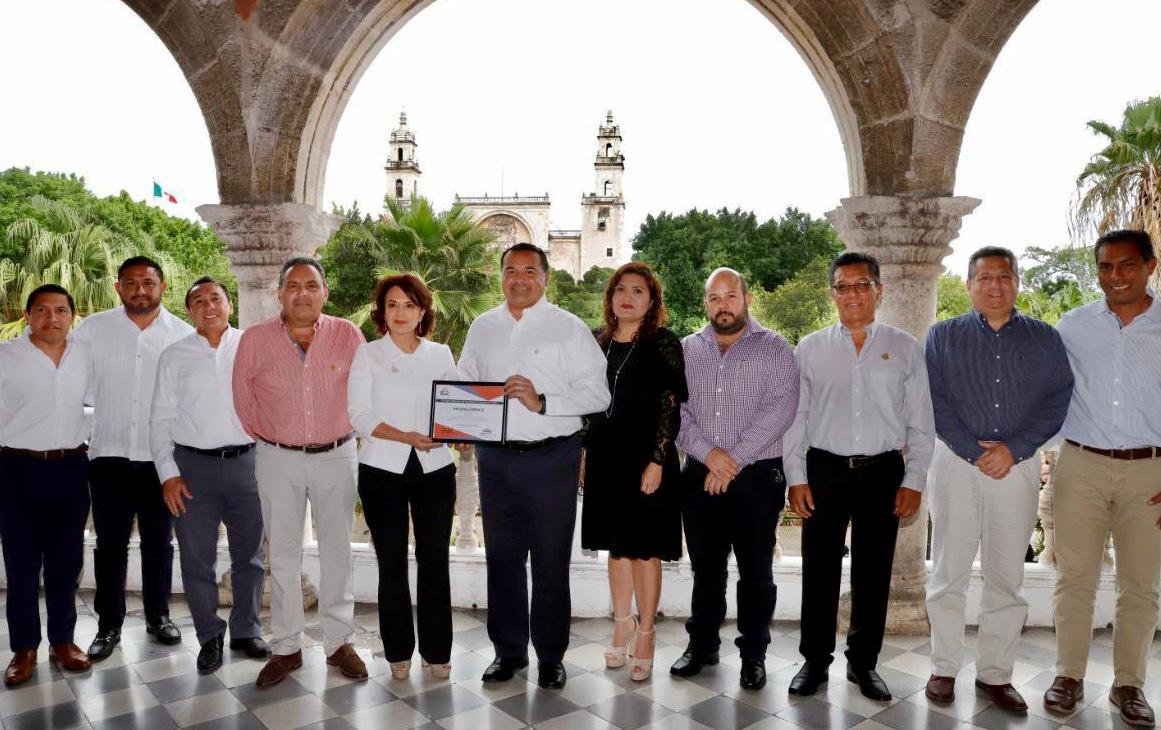 Photo of Renán Barrera recibe un reconocimiento del IEPAC por fomentar la participación ciudadana
