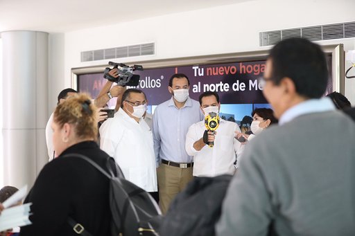 Photo of Gobernador Mauricio Vila Dosal supervisa los filtros sanitarios en el aeropuerto de Mérida y puntos carreteros
