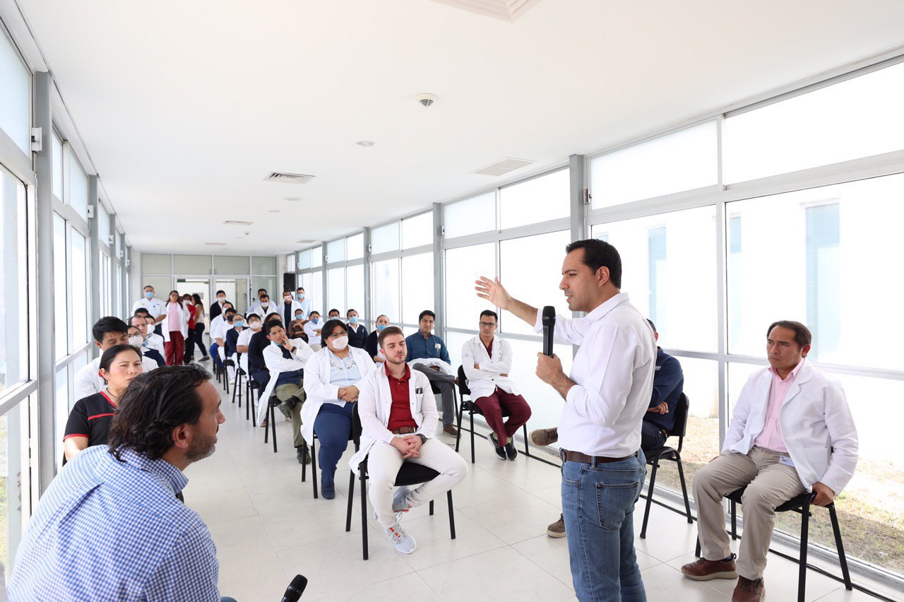 Photo of Mauricio Vila Dosal visitó al personal médico del Hospital Comunitario de Peto y del Hospital General de Tekax