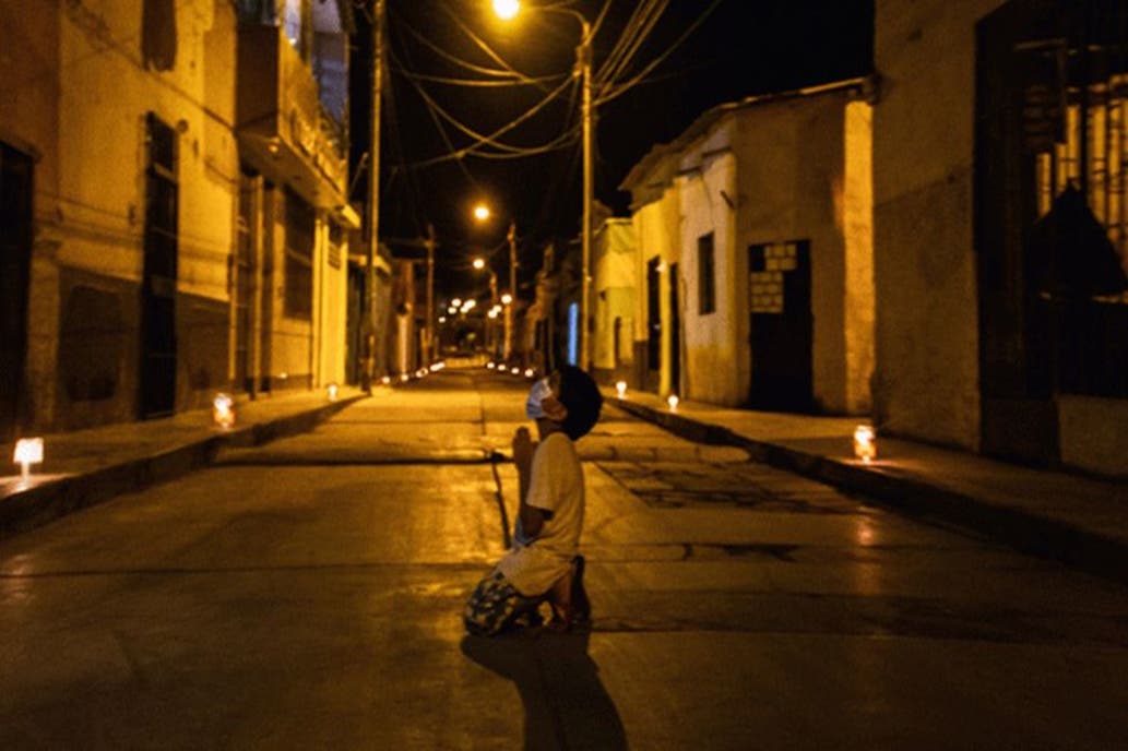 Photo of En Perú niño suplica arrodillado rezando por el fin del coronavirus