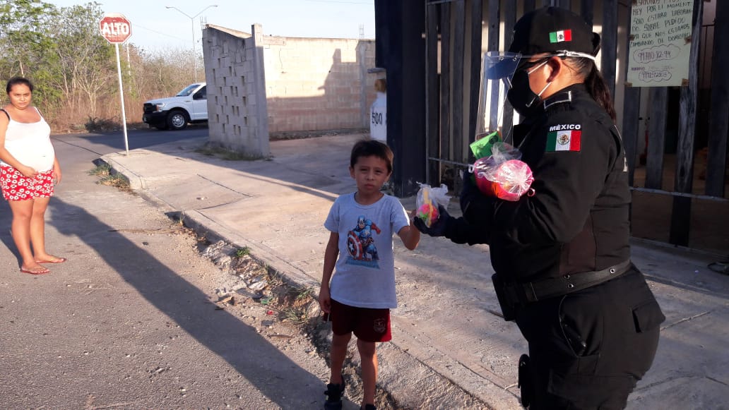 Photo of Policías de la SSP Yucatán felicitan a niñas y niños en su día