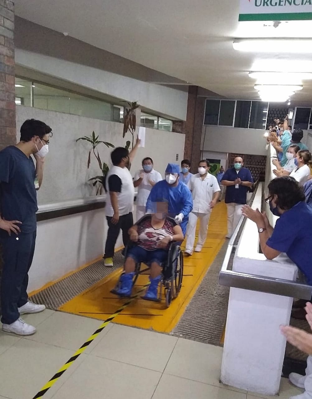 Photo of Yucateca supera al Covid-19, personal médico la despide con aplausos