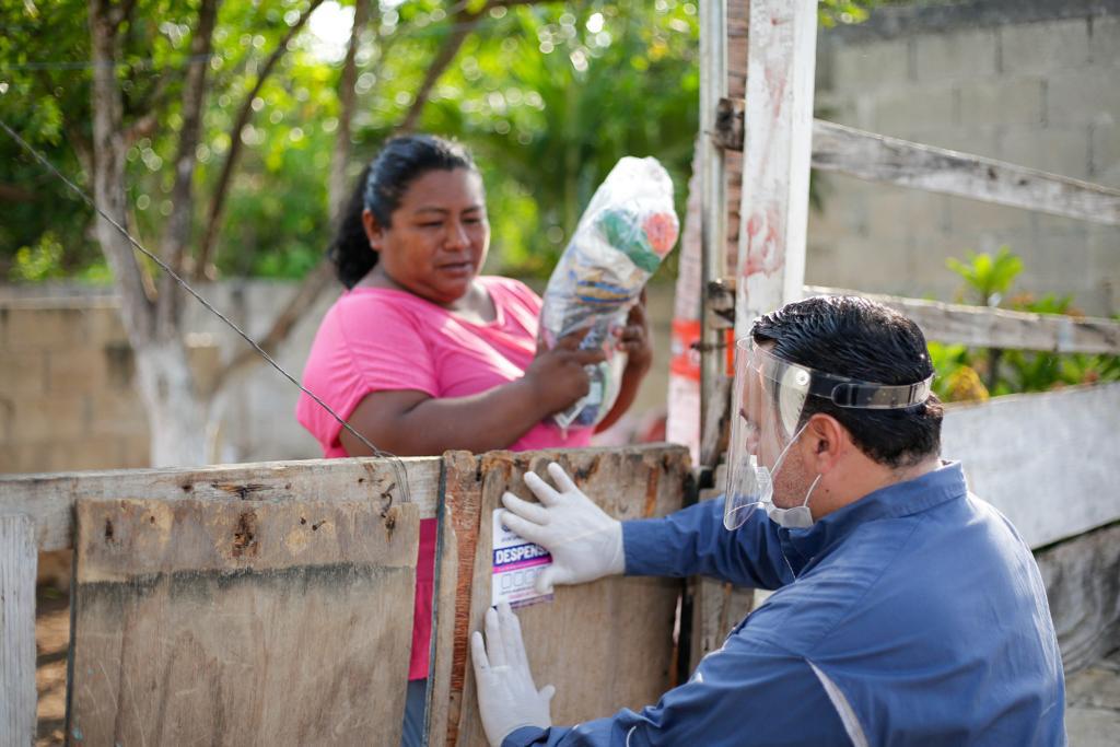 Photo of El alcalde Renán Barrera entrega apoyos alimentarios, casa por casa, a vecinos de comisarías
