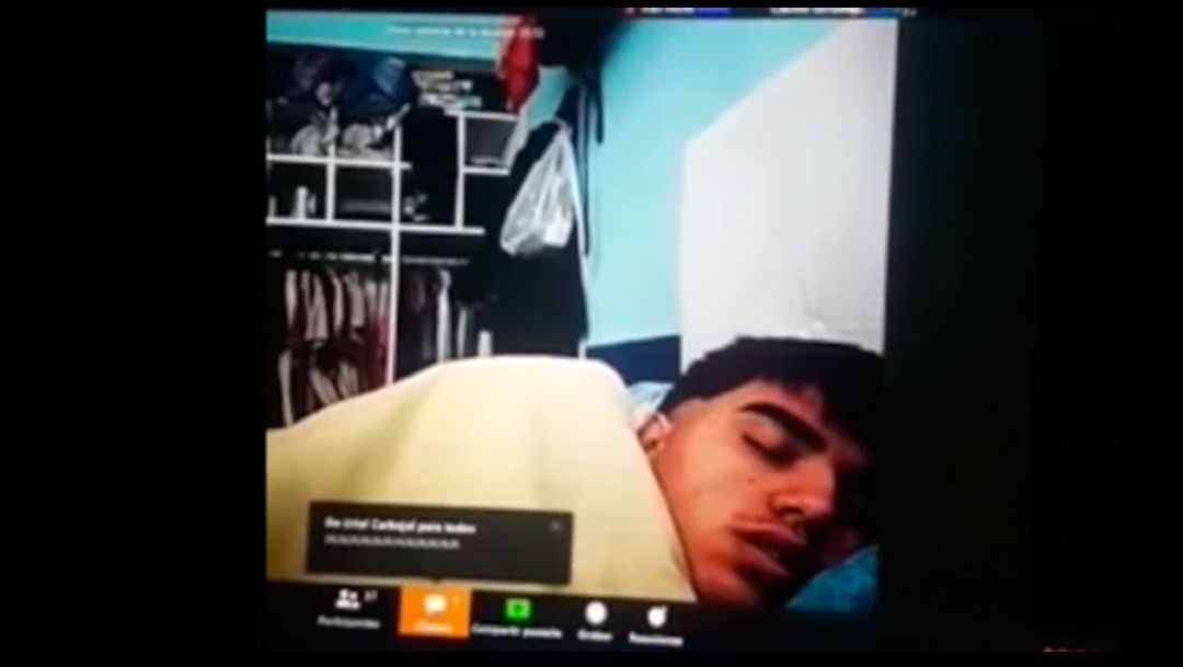 Photo of En Argentina, maestro sorprende a su alumno durmiendo durante clase en línea