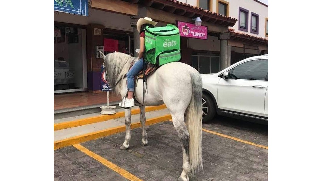 Photo of Montada a caballo, la repartidora de comida que hace viral a Metepec