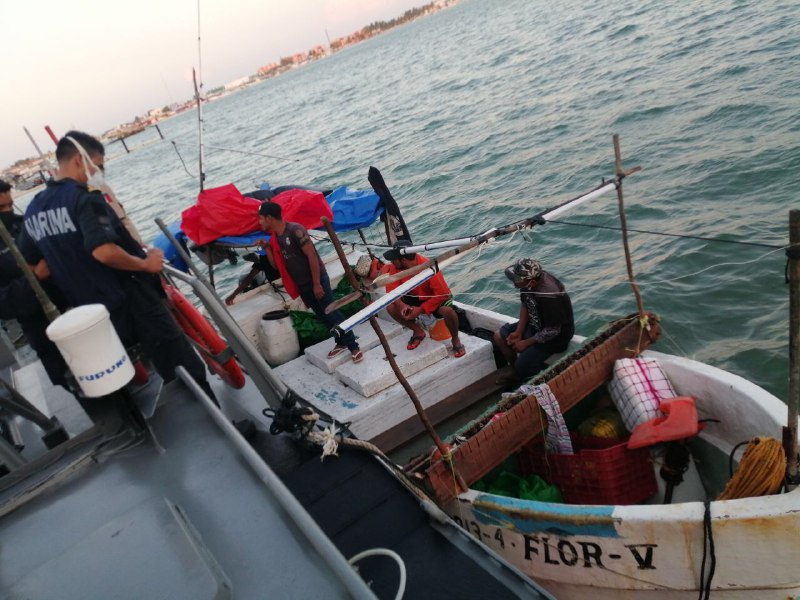 Photo of Navales rescatan a pescadores que se quedaron a la deriva