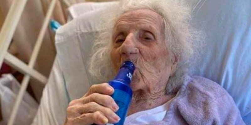 Photo of Abuelita de 103 años celebra con cerveza que se recuperó de COVID-19