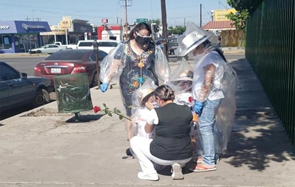 Photo of Niños envueltos en plástico visitan a su mamá enfermera del IMSS de Chihuahua