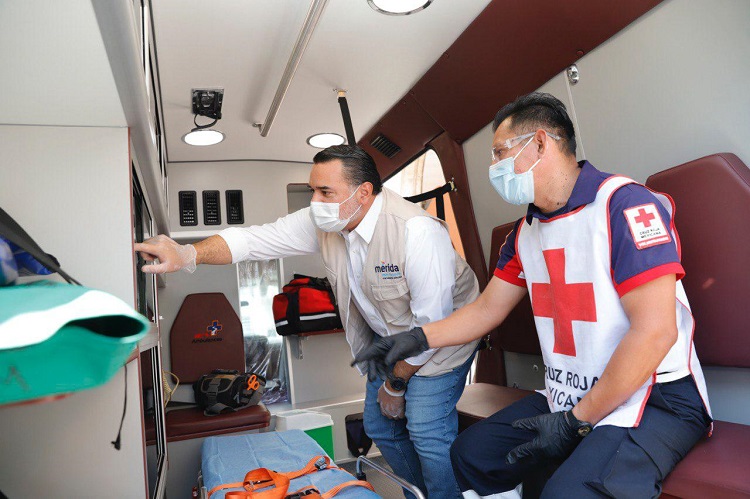 Photo of Ambulancias equipadas, donativo de Renán Barrera a la Cruz Roja