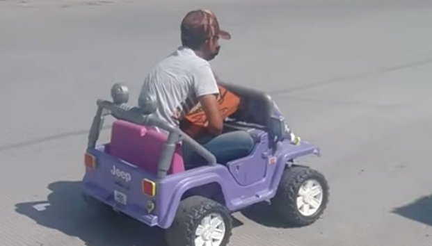 Photo of No le venden pizza por ir a pie y regresa en carro de juguete