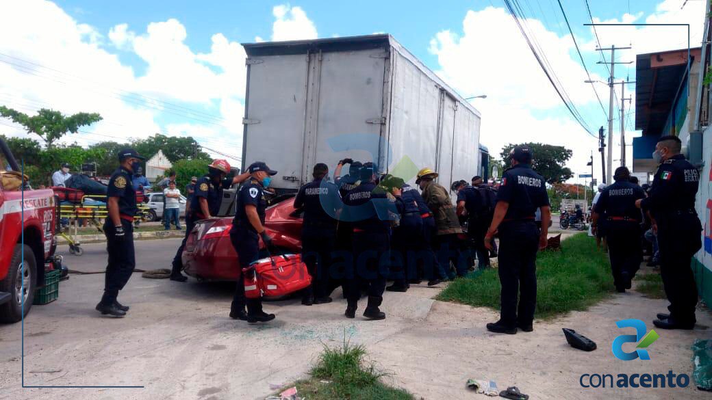 Photo of Conductor termina prensado en la parte trasera de un tractocamión en Plan de Ayala Sur
