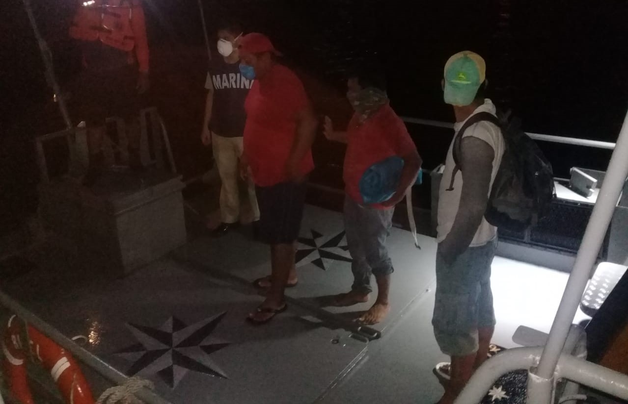 Photo of Rescatan a tres pescadores yucatecos que se quedaron a la deriva al noreste de Progreso