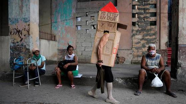 Photo of Abuelita usa caja de cartón para protegerse del coronavirus en Cuba