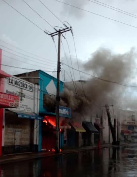 Photo of Se incendia comercio de venta de plásticos en el Centro de Mérida