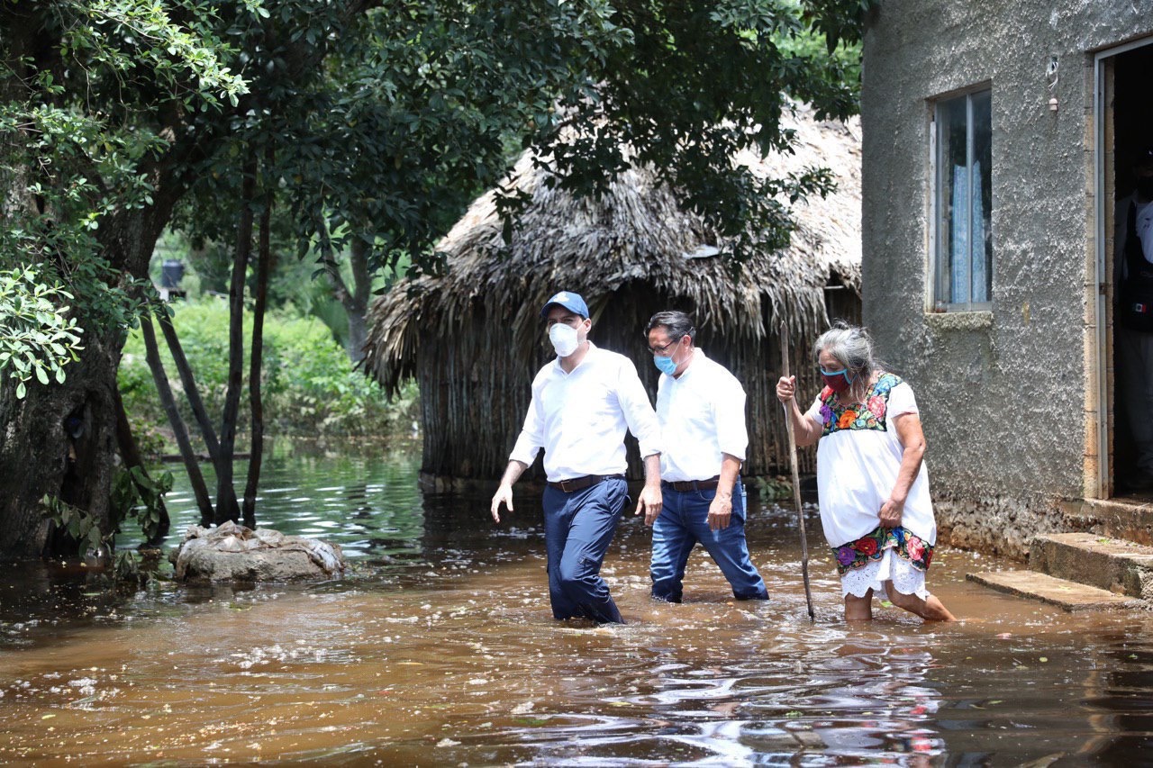 Photo of Vila llega a comisarías inundadas de Yaxcabá, llevo agua potable y ayuda alimentaria