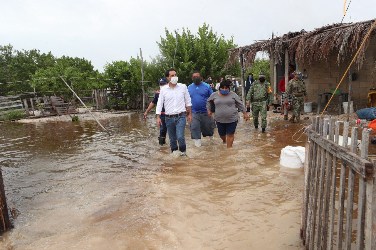 Photo of Casa por casa, el Gobernador Mauricio Vila invitó a la población de Celestún a trasladarse a refugios temporales para salvaguardar su vida