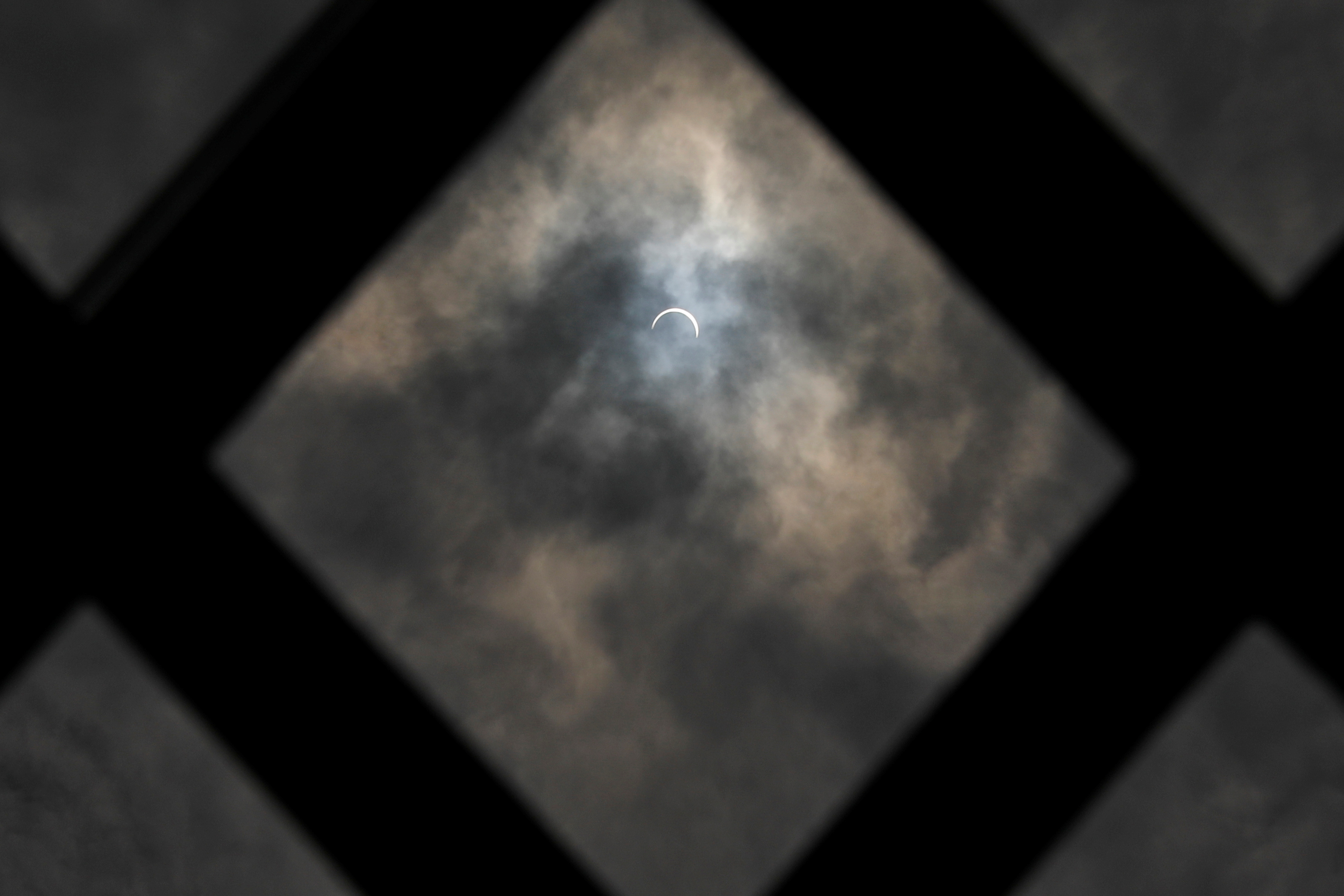 Photo of El “anillo de fuego” el espectacular eclipse que se vio en Asia y África