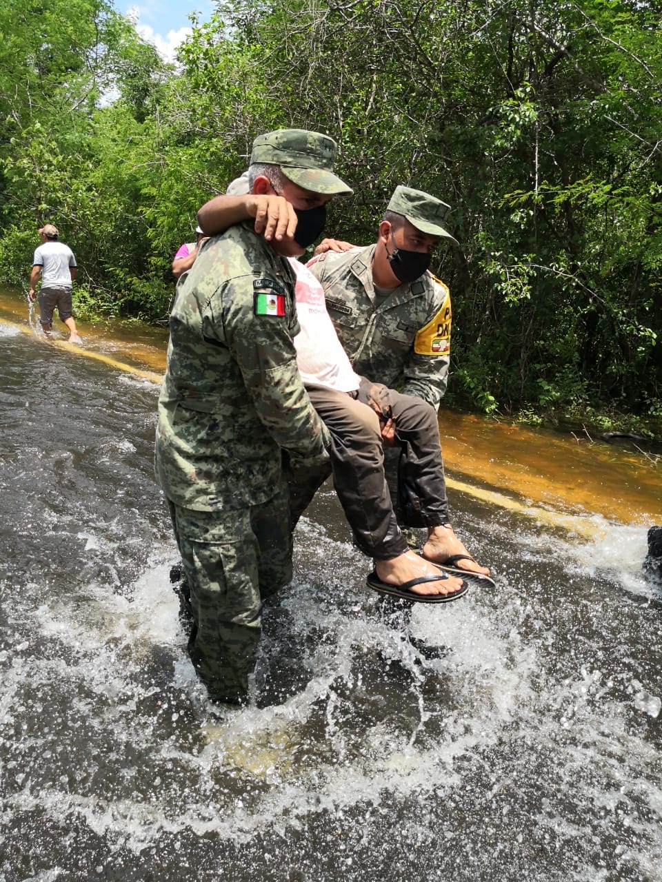 Photo of Labor titánica de la X Región Militar a causa de las inundaciones en la Península de Yucatán