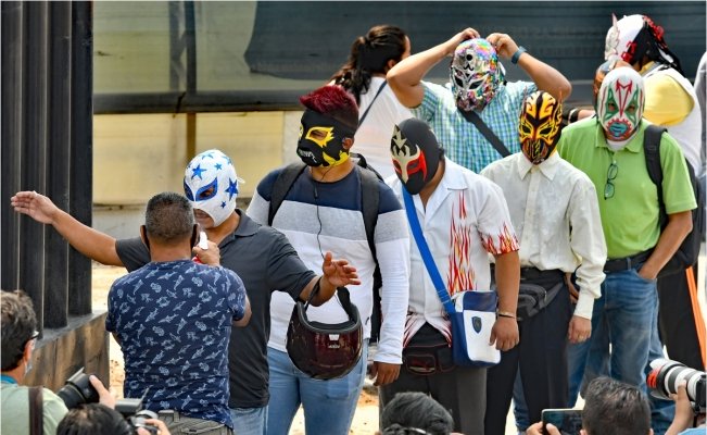 Photo of Luchadores combaten la crisis; vender dulces o cuidar autos, sus nuevas actividades
