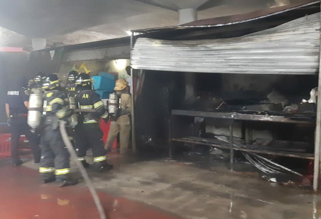 Photo of Fuego consume un local en el mercado de Santa Ana