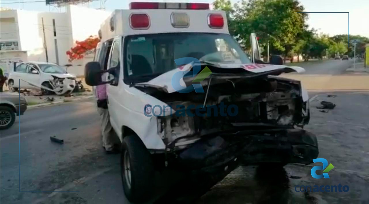 Photo of Fuerte accidente en la Itzaes entre una ambulancia y un March