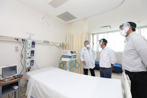 Photo of Gobernador recorre el piso 3 del HRAE que está listo para atender a pacientes con Coronavirus