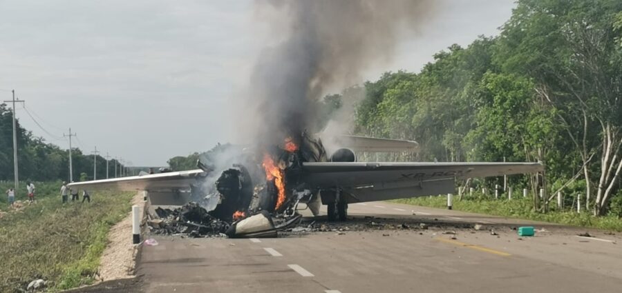 Photo of Avioneta aterriza y se incendia en carretera de Quintana Roo